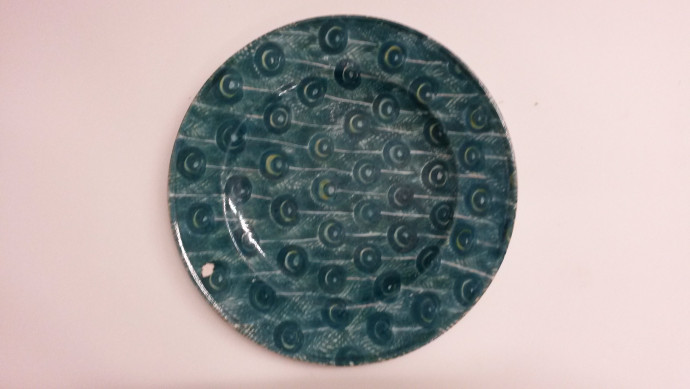 Ceramic plate with design of peacock feathers