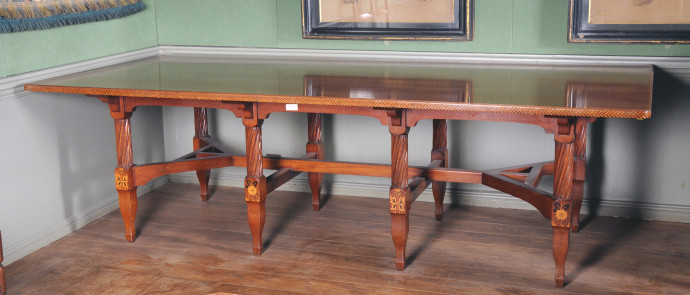 Dining table with inlay chevron decoration