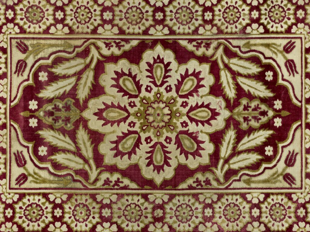 Patterned cushion cover, Turkish, in red and gold